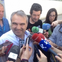 Francisco Fragoso vota en su colegio electoral de Las Vaguadas (Badajoz)