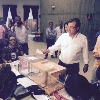 Fernández Vara vota en su colegio electoral de Olivenza