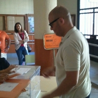 José Sigüenza (UPyD) vota en el Instituto Zurbarán de Badajoz