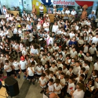 300 escolares reivindican con besos la instauración del Día del Niño Hospitalizado