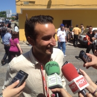 Ricardo Cabezas (PSOE) vota en la barriada del Gurugú (Badajoz)