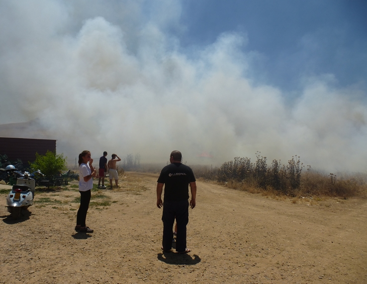 Un incendio amenaza una barriada de Badajoz