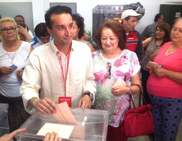Ricardo Cabezas (PSOE) vota en la barriada del Gurugú (Badajoz)