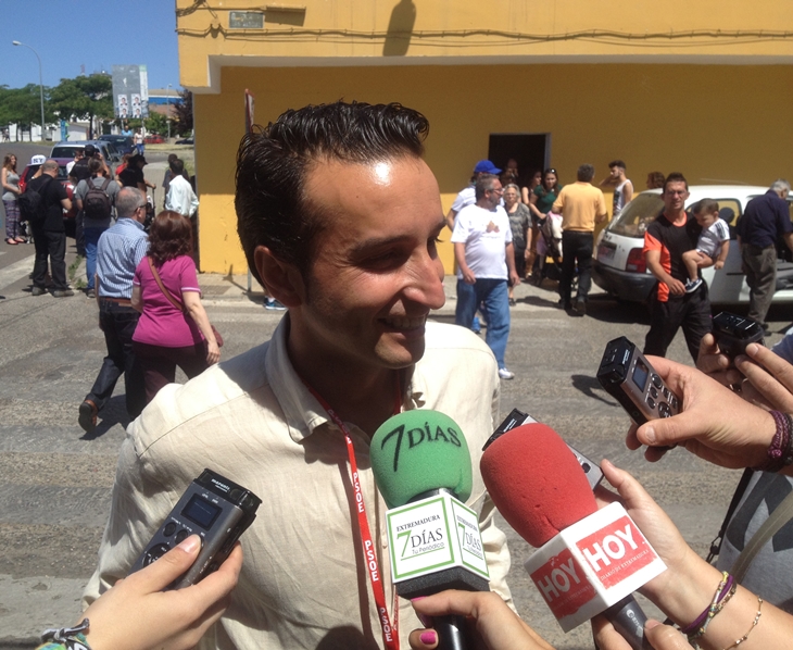 Ricardo Cabezas (PSOE) vota en la barriada del Gurugú (Badajoz)