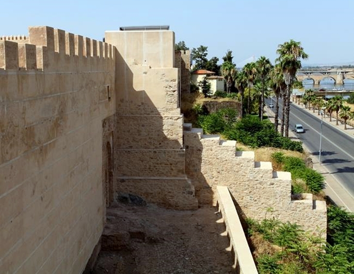 La Cívica pide la limpieza de las laderas de la Alcazaba y San Cristóbal para evitar incendios