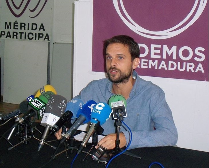Podemos critica el contrato de un software privado para los ordenadores del sistema educativo extremeño