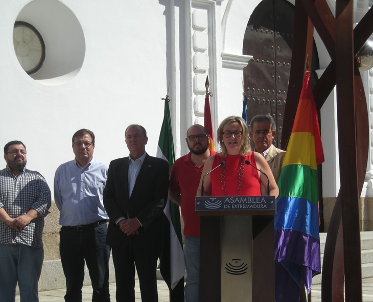 La presidenta de la Asamblea protagoniza protagoniza un manifiesto por el Día Internacional del Orgullo