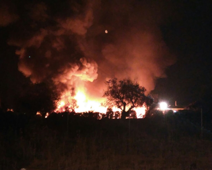 Incendio de grandes dimensiones en una fábrica de corcho sanvicenteña