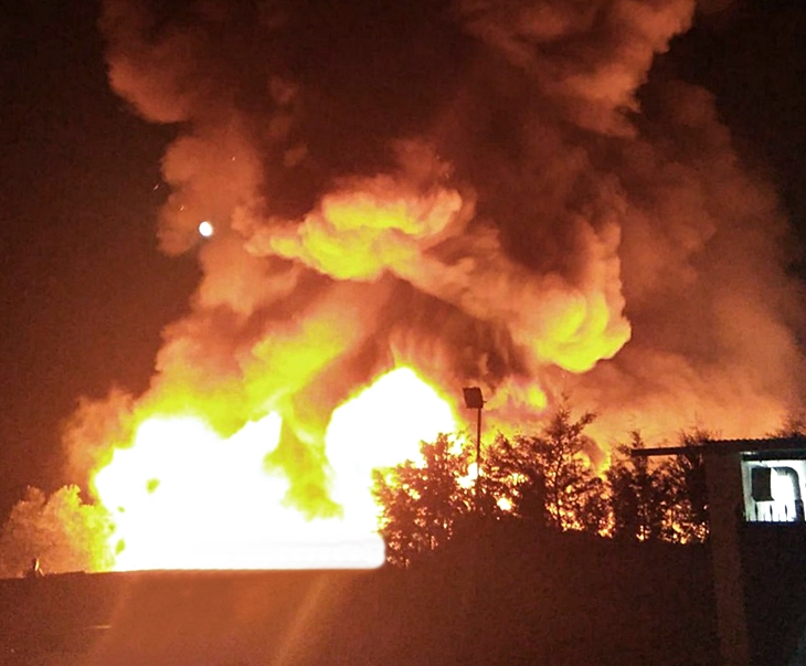 Incendio de grandes dimensiones en una fábrica de corcho sanvicenteña