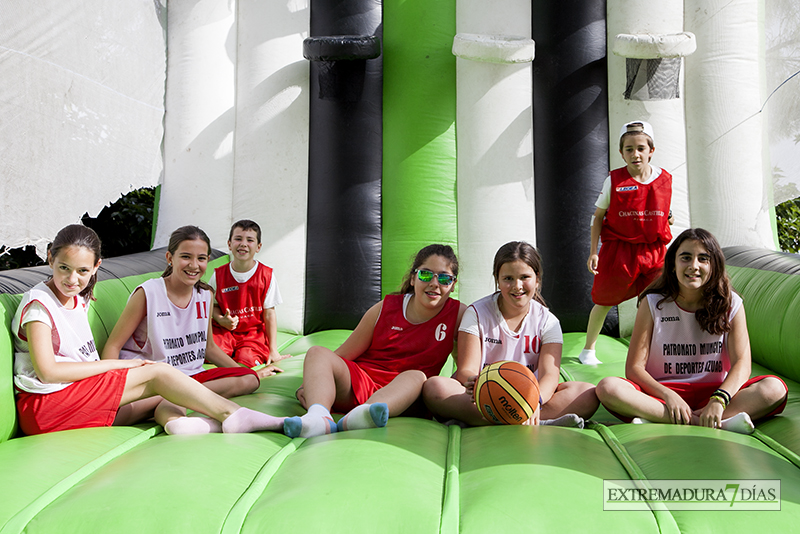 Más de un millar de niños juegan hoy al baloncesto en Badajoz