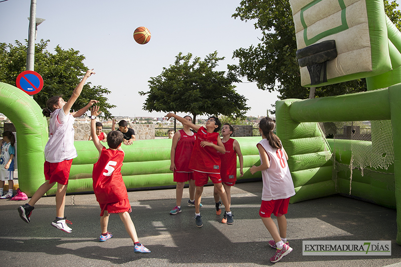 Más de un millar de niños juegan hoy al baloncesto en Badajoz