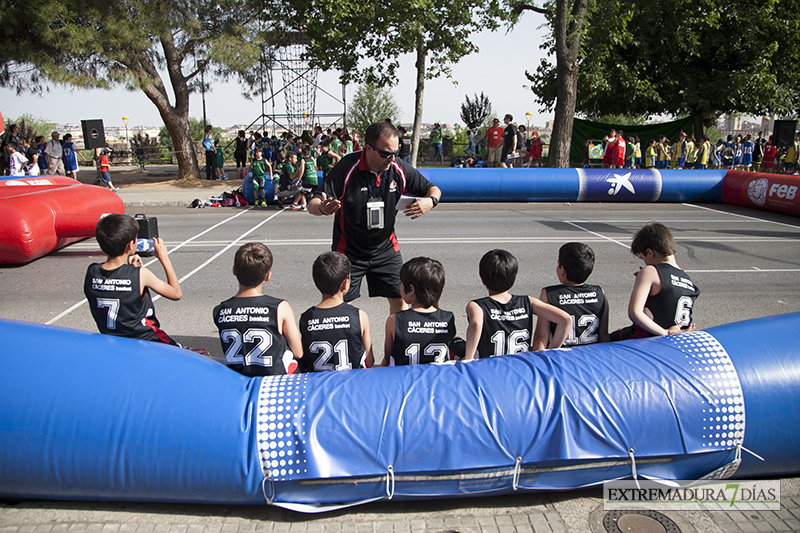 Más de un millar de niños juegan hoy al baloncesto en Badajoz