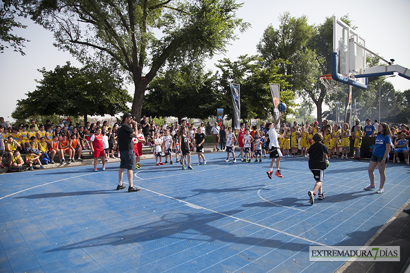 Más de un millar de niños juegan hoy al baloncesto en Badajoz