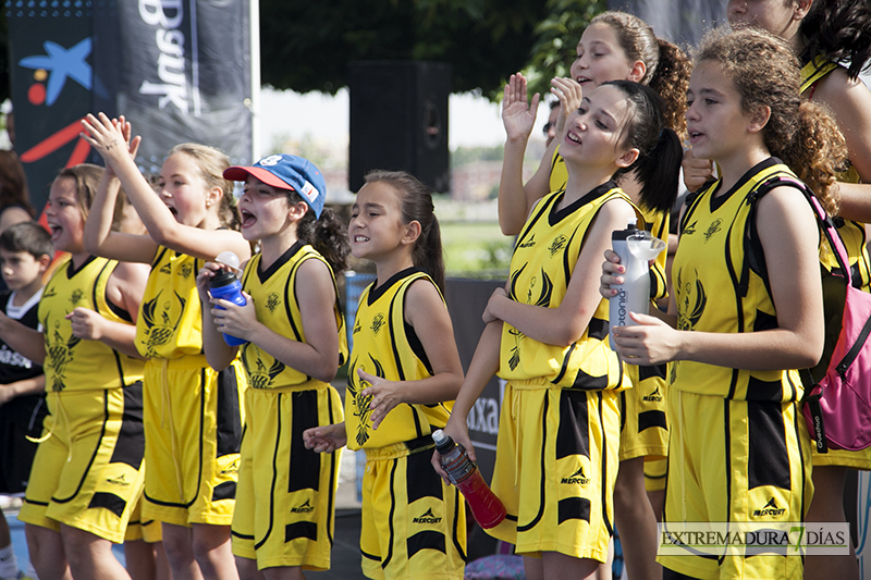 Más de un millar de niños juegan hoy al baloncesto en Badajoz