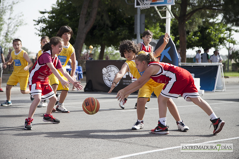 Más de un millar de niños juegan hoy al baloncesto en Badajoz