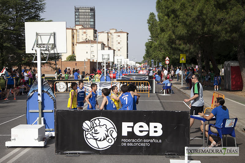 Más de un millar de niños juegan hoy al baloncesto en Badajoz