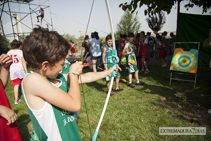 Más de un millar de niños juegan hoy al baloncesto en Badajoz