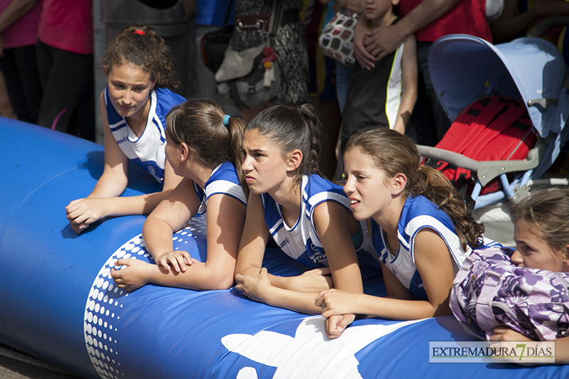 Más de un millar de niños juegan hoy al baloncesto en Badajoz