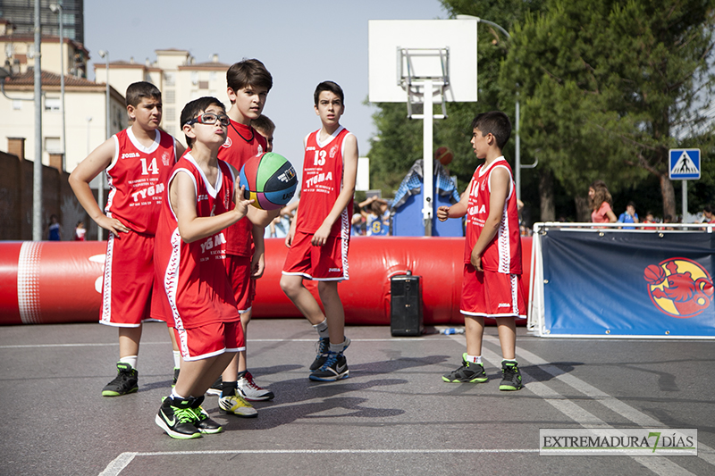 Más de un millar de niños juegan hoy al baloncesto en Badajoz