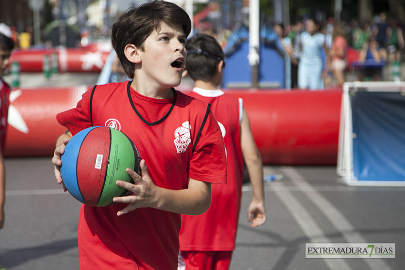 Más de un millar de niños juegan hoy al baloncesto en Badajoz