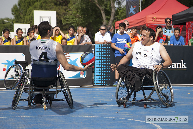 Más de un millar de niños juegan hoy al baloncesto en Badajoz
