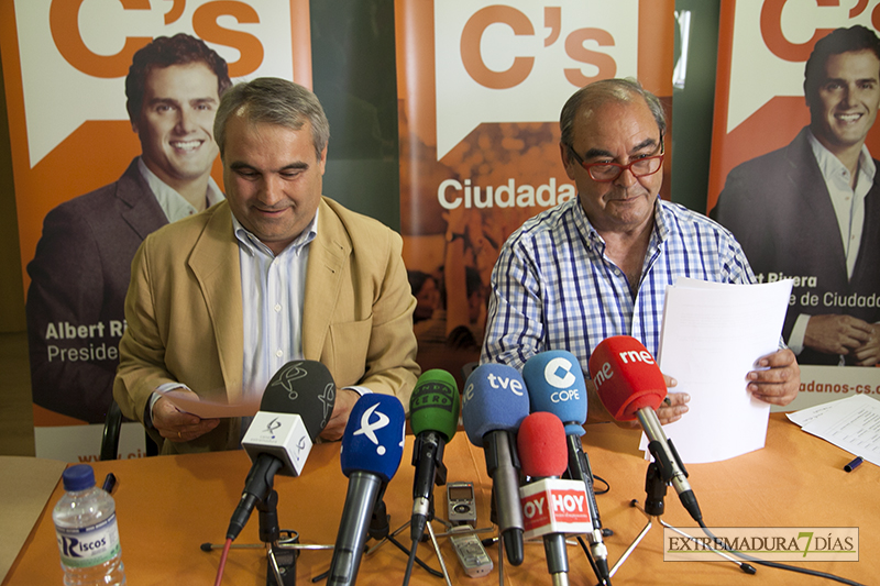 Las imágenes del pacto entre PP y C&#39;s para la Alcaldía de Badajoz