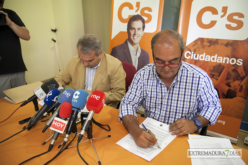 Las imágenes del pacto entre PP y C&#39;s para la Alcaldía de Badajoz