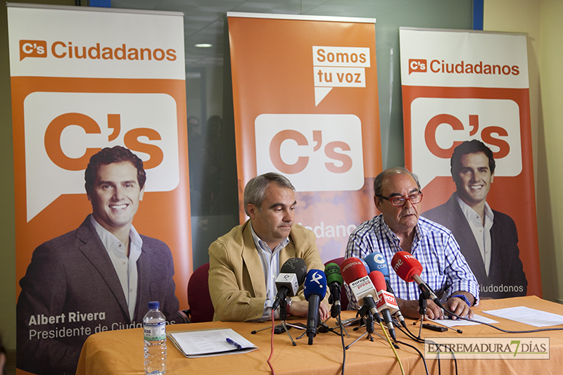Las imágenes del pacto entre PP y C&#39;s para la Alcaldía de Badajoz