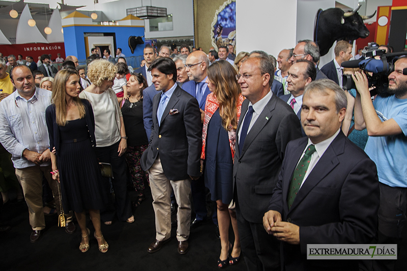El torero Fran Rivera inaugura su exposición en Badajoz