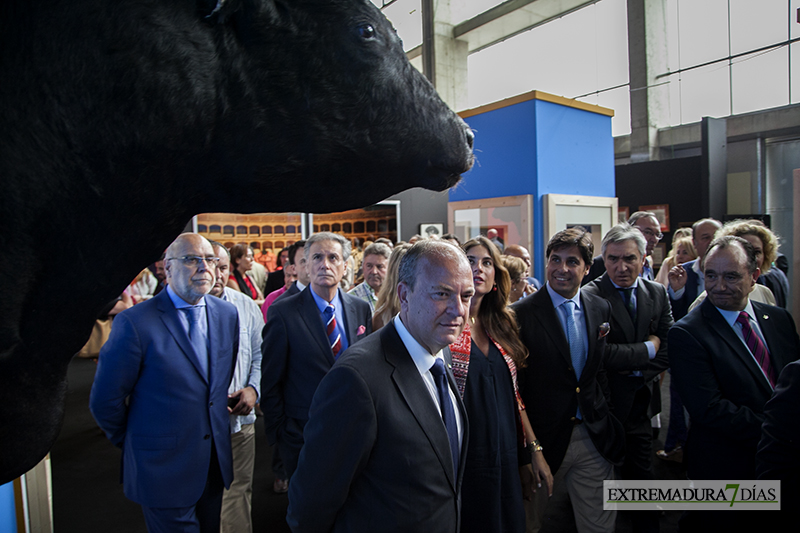 El torero Fran Rivera inaugura su exposición en Badajoz
