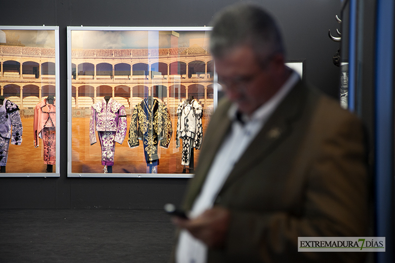 El torero Fran Rivera inaugura su exposición en Badajoz
