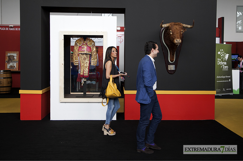 El torero Fran Rivera inaugura su exposición en Badajoz