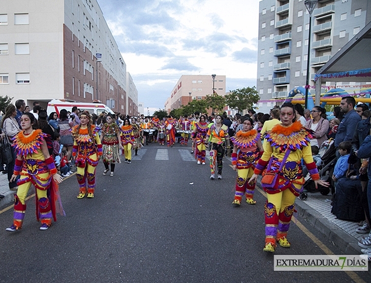 El Carnaval de verano acoge su tercer desfile de comparsas