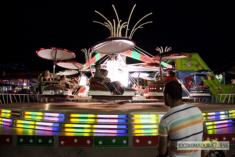 El neón de las atracciones de feria, espectáculo visual