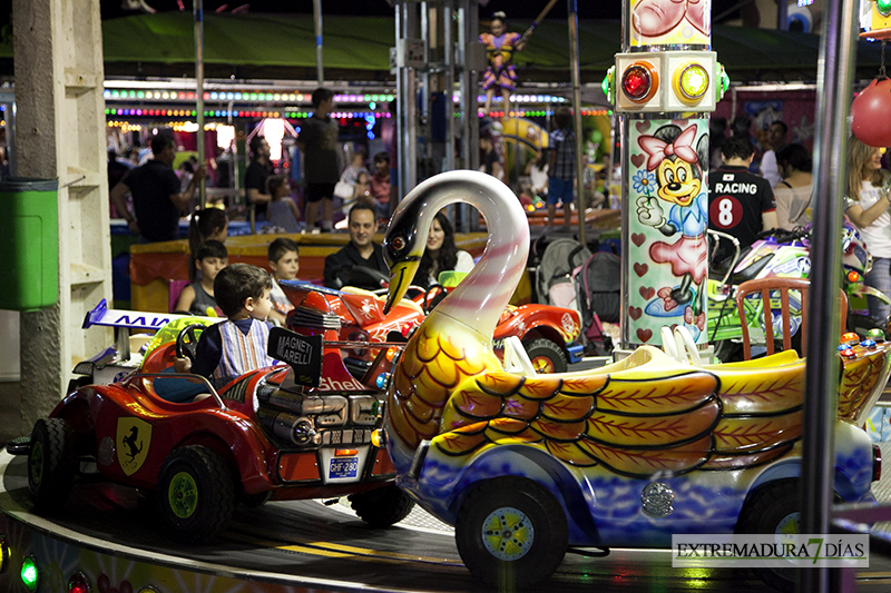 El neón de las atracciones de feria, espectáculo visual