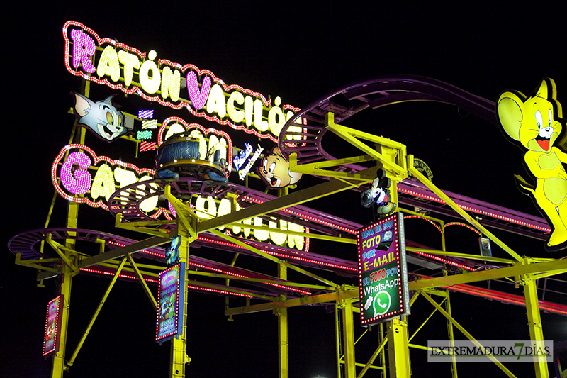 El neón de las atracciones de feria, espectáculo visual