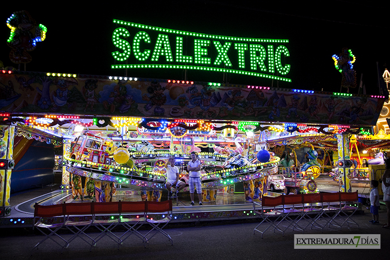 El neón de las atracciones de feria, espectáculo visual