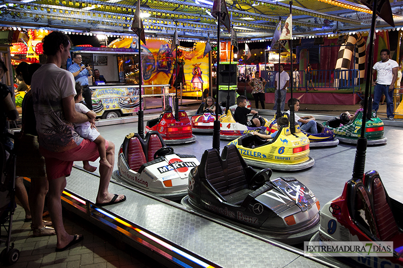 El neón de las atracciones de feria, espectáculo visual