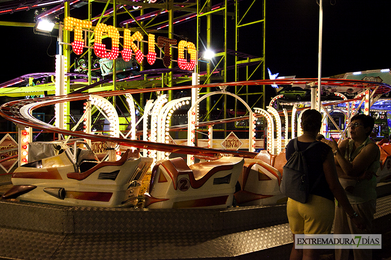 El neón de las atracciones de feria, espectáculo visual