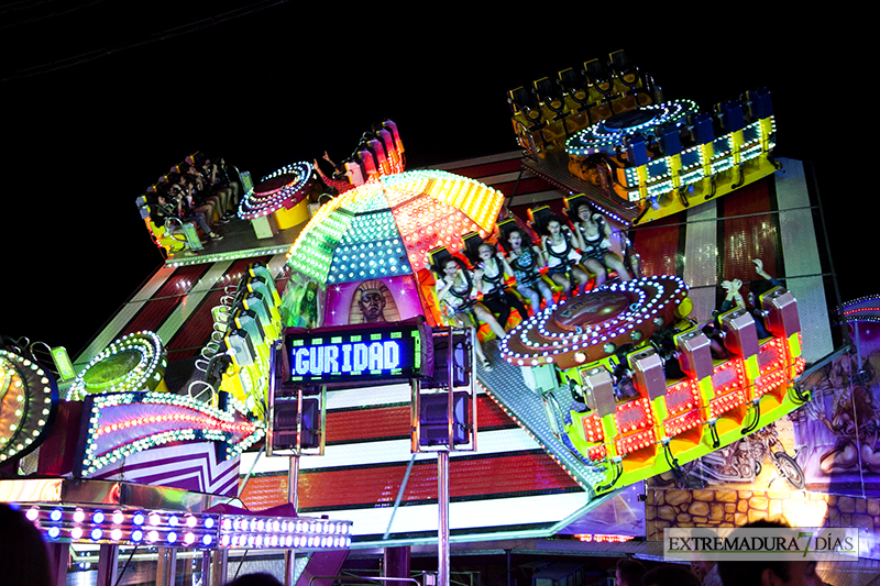 El neón de las atracciones de feria, espectáculo visual