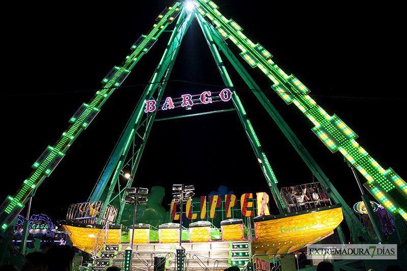 El neón de las atracciones de feria, espectáculo visual