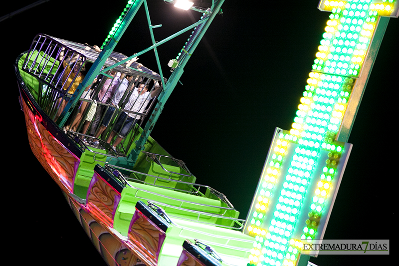 El neón de las atracciones de feria, espectáculo visual