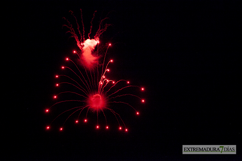 Explosión de color en los fuegos artificiales de San Juan - Badajoz