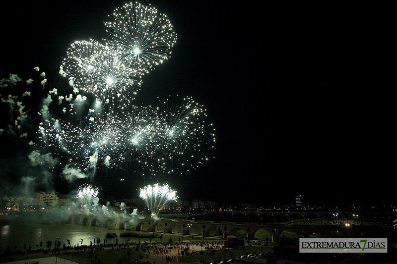 Explosión de color en los fuegos artificiales de San Juan - Badajoz