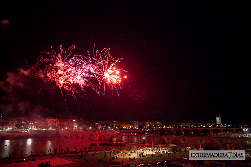 Explosión de color en los fuegos artificiales de San Juan - Badajoz