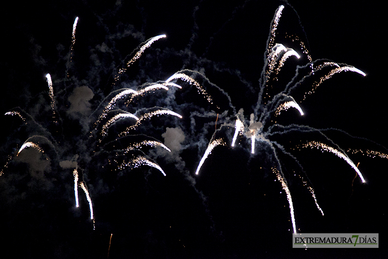 Explosión de color en los fuegos artificiales de San Juan - Badajoz