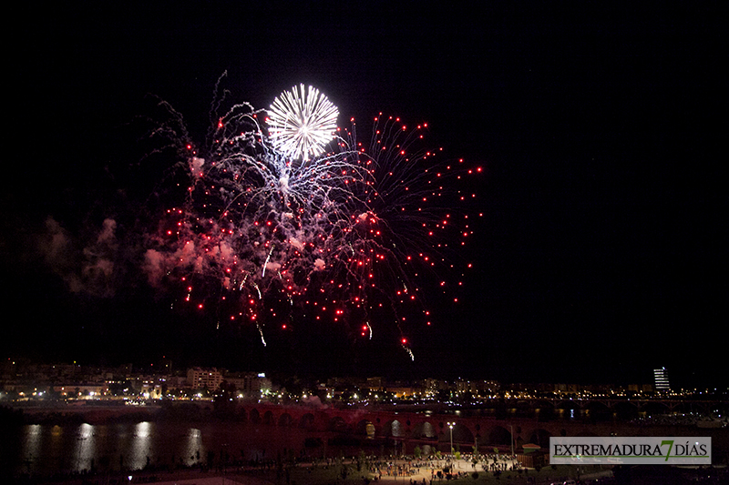 Explosión de color en los fuegos artificiales de San Juan - Badajoz