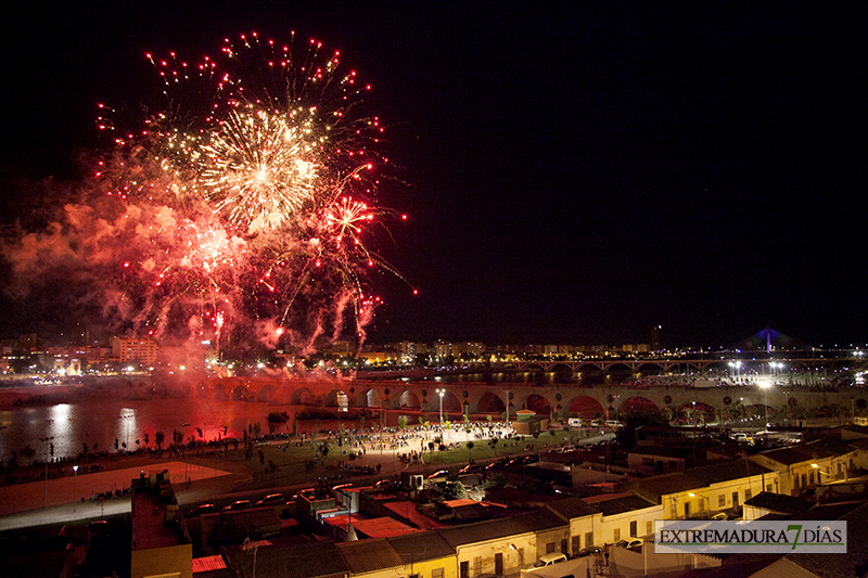 Explosión de color en los fuegos artificiales de San Juan - Badajoz