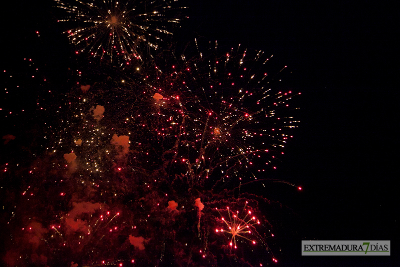 Explosión de color en los fuegos artificiales de San Juan - Badajoz