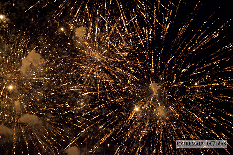 Explosión de color en los fuegos artificiales de San Juan - Badajoz